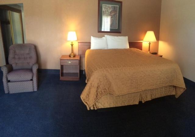 Sunflower Inn & Suites - Garden City Esterno foto