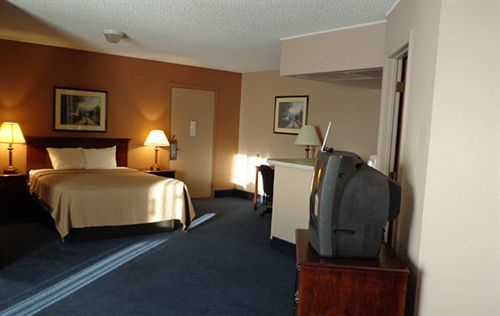 Sunflower Inn & Suites - Garden City Esterno foto