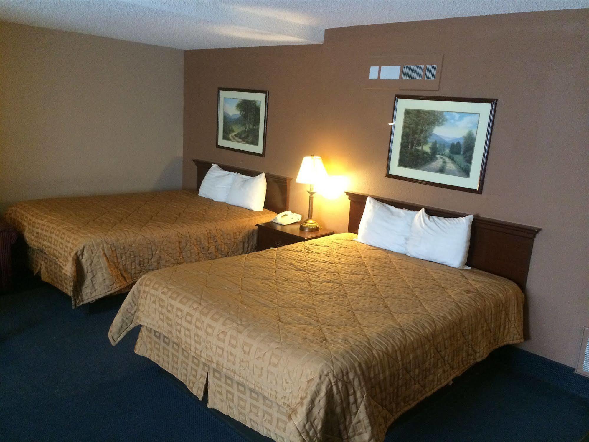 Sunflower Inn & Suites - Garden City Esterno foto
